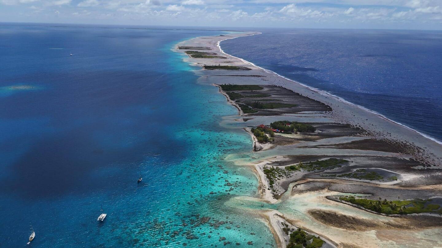 Sur bouée le long du motu