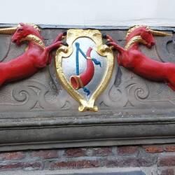 Gibt hier viele Wappen mit Ei Hörnern. Keine Ahnung warum!