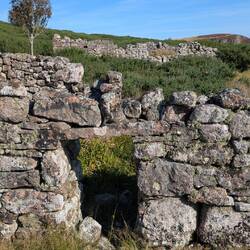...die von bis zu 60 Menschen in dieser unwirtlichen Umgebung bewohnt wurden