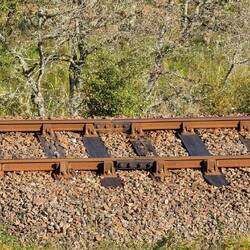 Über diese gelaschten und nicht ganz plan verlegten Gleise...