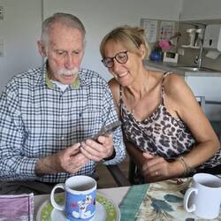 Papa inspiziert das Handy