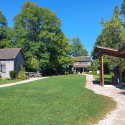Das Anwesen (Harris House, Smoke Oven, Sawing Mill, Henson House Church & Cementary)
