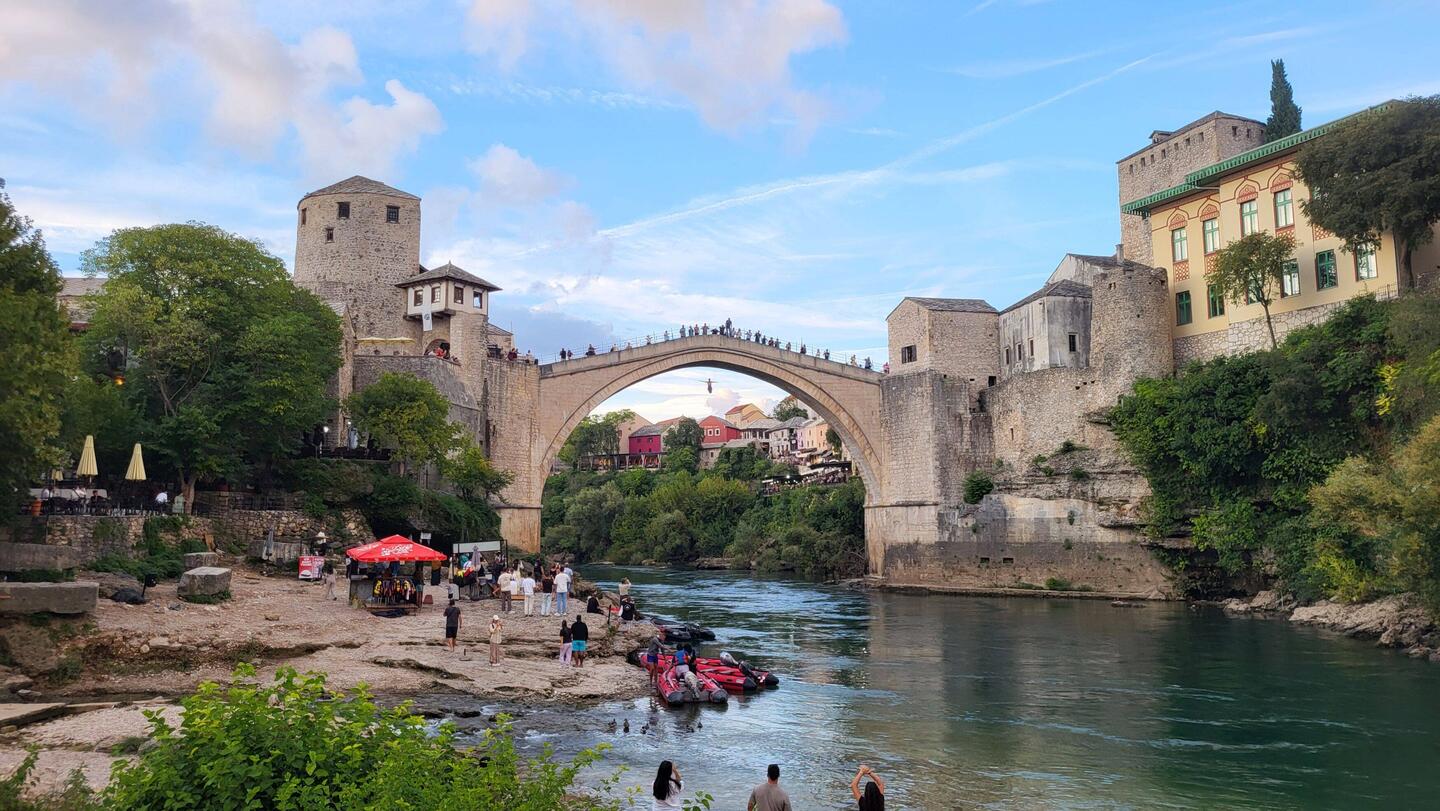 StariMost / Alte Brücke: Und da springt gerade einer runter.