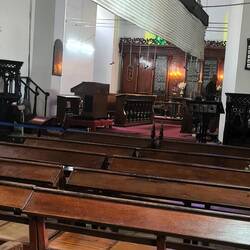 Die Tücher sind Fächer, die von draußen mit Händen oder auch Füssen bedient wurden,