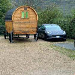 Tesla mit Wohnwagen - eine Rarität 🤣