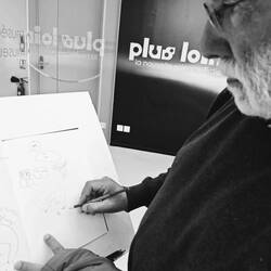 Un artista haciendo sus garabatos