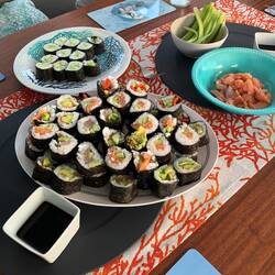 Hausgemachtes Sushi, teilweise mit selbst gefangenem Fisch