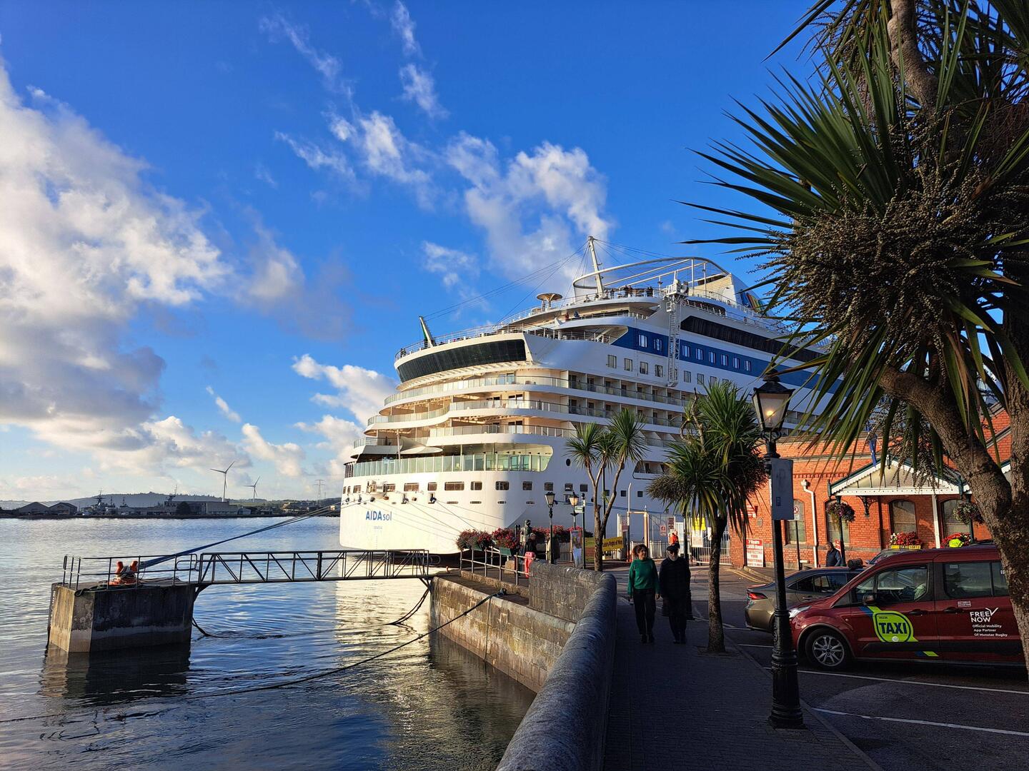 Schon wieder ein neues Kreuzfahrtschiff angekommen