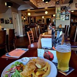 Die Fish & Chips und vor allem das lokale IPA waren super lecker