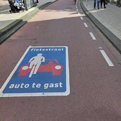 'Velostrasse - Auto als Gast'