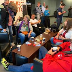 Noch ein Kaffee beim Warten auf unseren etwas verspäteten Flug