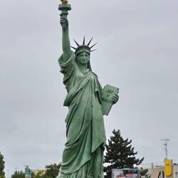 Sie steht sehr imposant mitten im Kreisverkehr im Ortseingang