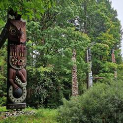 ...die Totempfähle wurden von Indianerstämmen, den Ureinwohnern, geschnitzt...