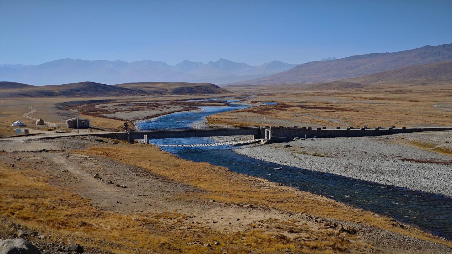 Es geht los über die Brücke von Bara Pani