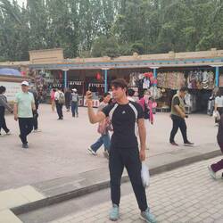 People don't see foreigners so often. Of course, take a picture of us...