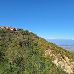 Zimmer mit Aussicht...🤩 Blick von unserem Balkon auf Sighnaghi