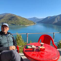 Frühstück mit Ausblick auf den Zvinkhali-Stausee an der georgischen Heerstraße