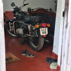 Das wertvolle Motorrad wird einfach im Wohnzimmer geparkt