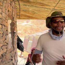 Hier wird uns die Klicksprache des hiesigen Stammes erklärt