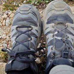 Schnürsenkel gerissen! Zum Glück ein paar neue dabei gehabt. Der Rechte ist auch bald dran!