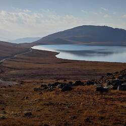 Letzter Blick auf den Sheosar Lake vom höchsten Punkt der Wanderung.