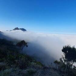 Une fois passée le col, de l'autre côté, une imposante mer de nuages.