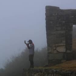 Renzo bläst das Horn – alle sind in Choquequirao angekommen, der Nebel hängt tief.