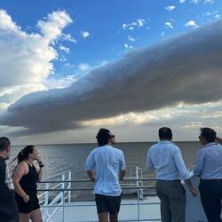 Seltsame Wolke auf dem Weg von Colonia nach Buenos Aires (brachte heftigen Wind)