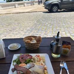 Uruguais Nationalgericht Chivito mit Blick auf Rio de la Plata