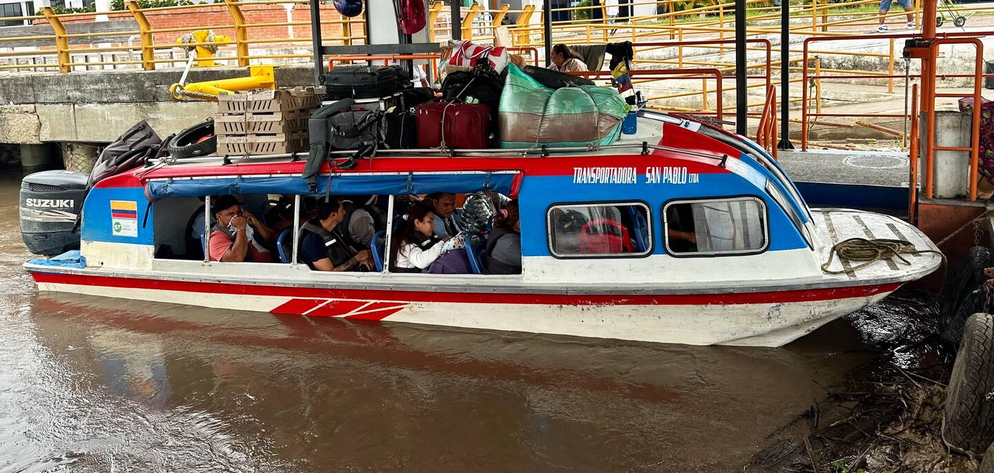 Boot voller Menschen und Hühner