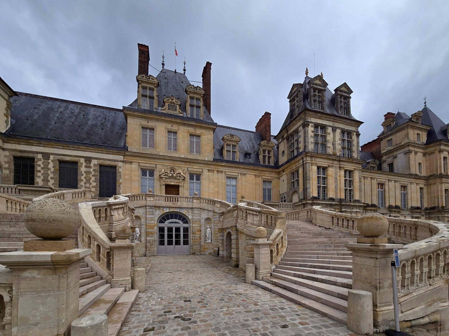 L’escalier en fer à cheval où l'empereur Napoléon fit ses adieux en 1814 avant d'être envoyé en exil