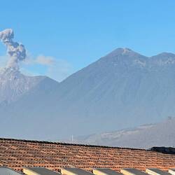 Vulkan Fuego, stösst alle 4 Minuten Dampf aus ((3763m, letzter Ausbrauch 6.3.25)