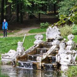 Stoomgoden. Klaterend water en reusachtige beelden