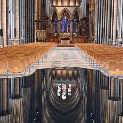 Spiegelung im Taufbecken