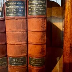 Viele Bücher sind in deutsch geschrieben! Hier Wörterbuch der Rechtswissenschaft