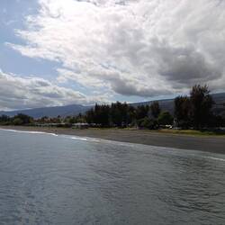 Depuis le debarcadere, le marché de Saint Paul sur la promenade