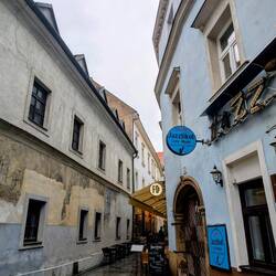 Between frescoes and Jazz instruments