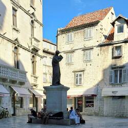Listening to this man play on his guitar while we ate gelato. Very relaxing 😊