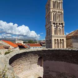 The opening of the vestibule and the bell tower of the cathedral.