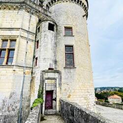 Galerías renacentistas superpuestas, únicas en Francia, aportan elegancia arquitectónica.