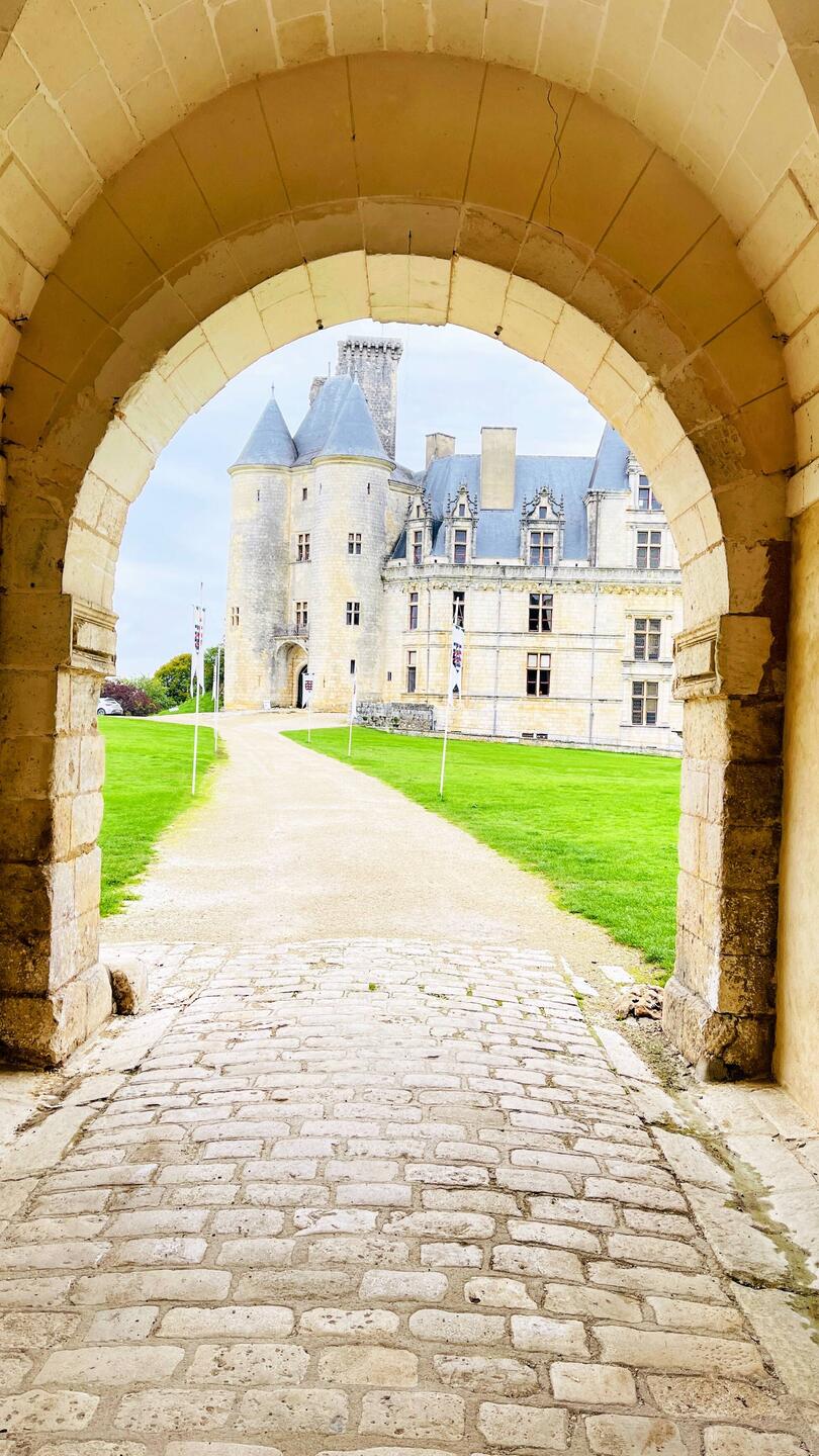 Castillo medieval imponente con raíces que datan de 980 en Charente, Francia.