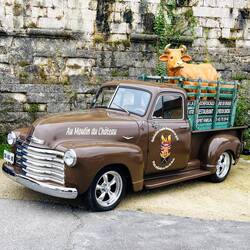 La figura de la vaca en la parte trasera da una pista humorística