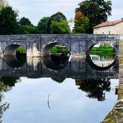Ubicado en un roquedo que domina el río Tardoire, posición estratégica.