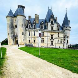 Conserva un donjon románico, testigo de siglos de historia y batallas.