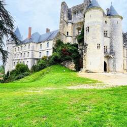 Torres con matacanes y poivrières definen su silueta distintiva y defensiva.