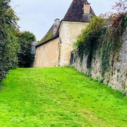 El pequeño châtelet de entrada protege eficazmente el acceso principal.