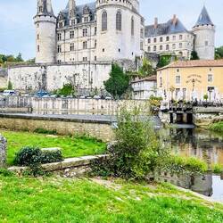 Combina arquitectura militar medieval con toques sofisticados renacentistas.