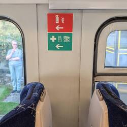 Neben einem Feuerlöscher stehen noch die Hilfsmittel Leiter, Säge, Seil und Brecheisen zur Verfügung