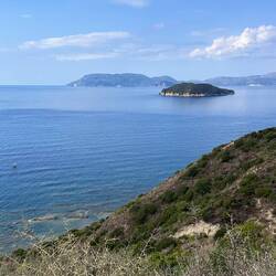 Blick auf Laganas-Bucht und Insel Kalonisi