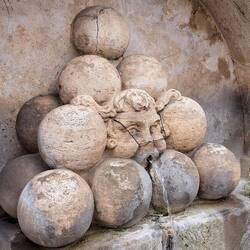La fontana delle palle sta diventando vecchia😂